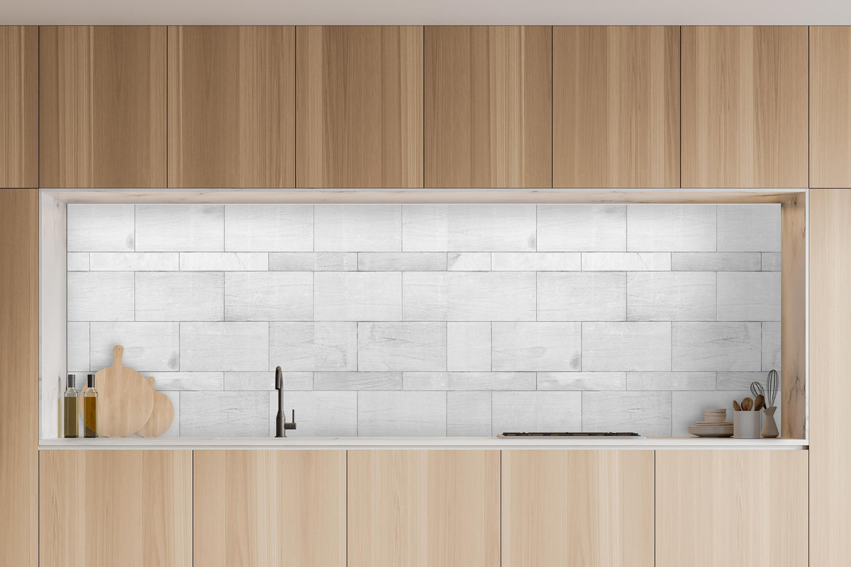 Küche - Weiße Granit Fliesen in charakteristischer Vollholz-Küche mit modernem Gasherd