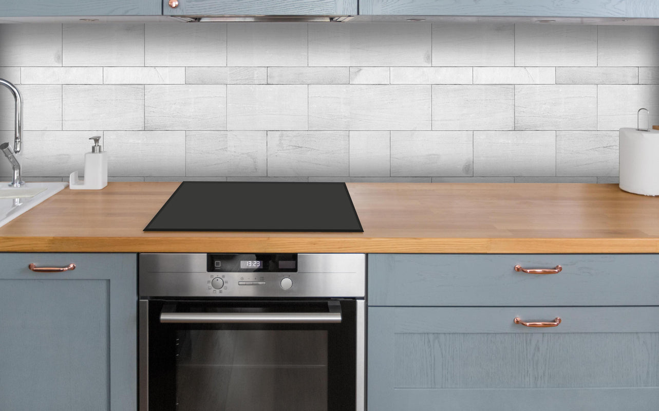 Küche - Weiße Granit Fliesen über polierter Holzarbeitsplatte mit Cerankochfeld