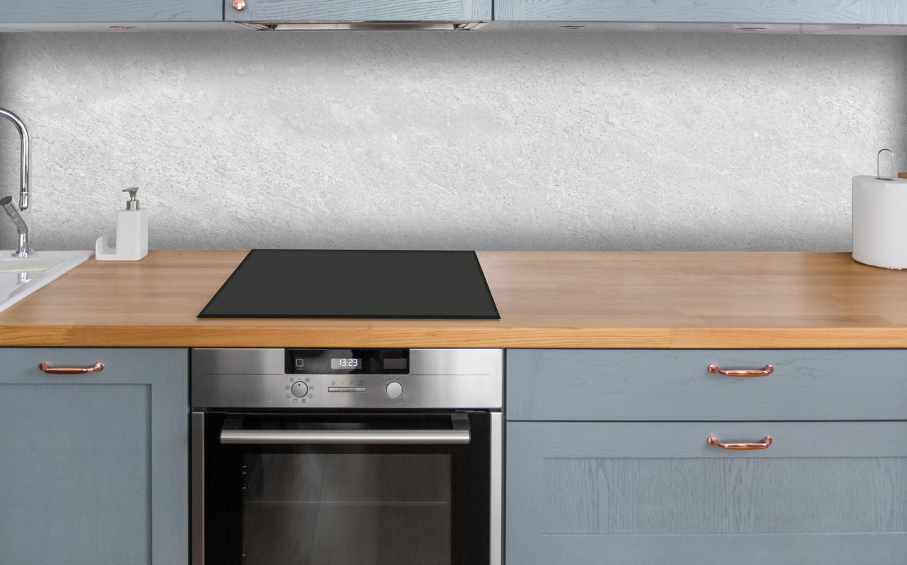 Küche - Weiße Licht Marmor Textur über polierter Holzarbeitsplatte mit Cerankochfeld