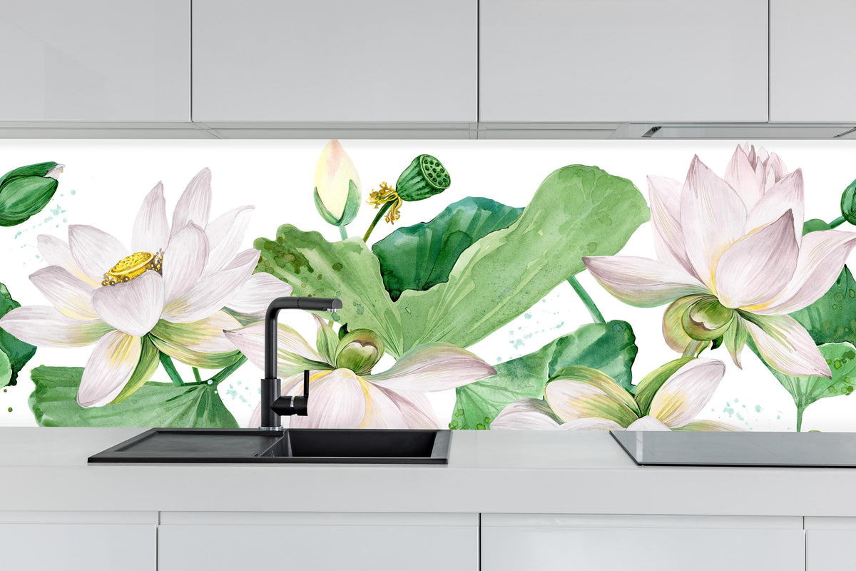 Küche - Weiße Lotusblumen - nahtlose Muster hinter weißen Hochglanz-Küchenregalen und schwarzem Wasserhahn