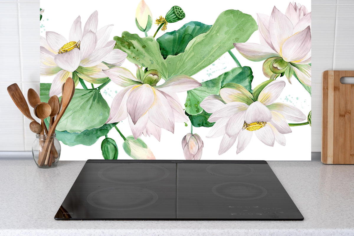 Küche - Weiße Lotusblumen - nahtlose Muster hinter Cerankochfeld und Holz-Kochutensilien