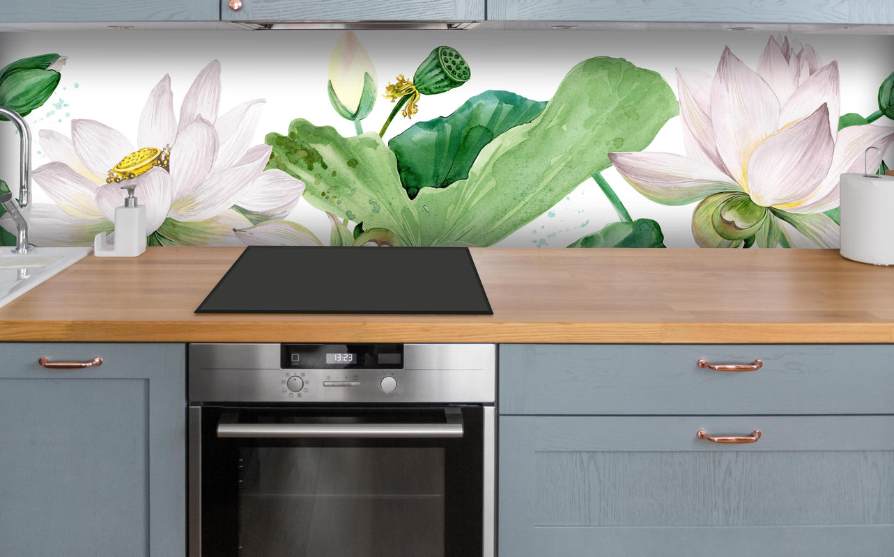 Küche - Weiße Lotusblumen - nahtlose Muster über polierter Holzarbeitsplatte mit Cerankochfeld