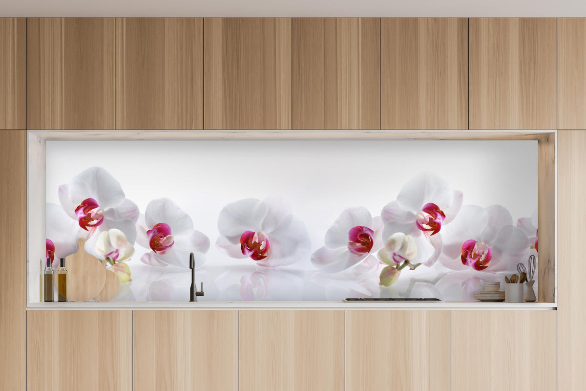 Küche - Weiße Orchideen in charakteristischer Vollholz-Küche mit modernem Gasherd