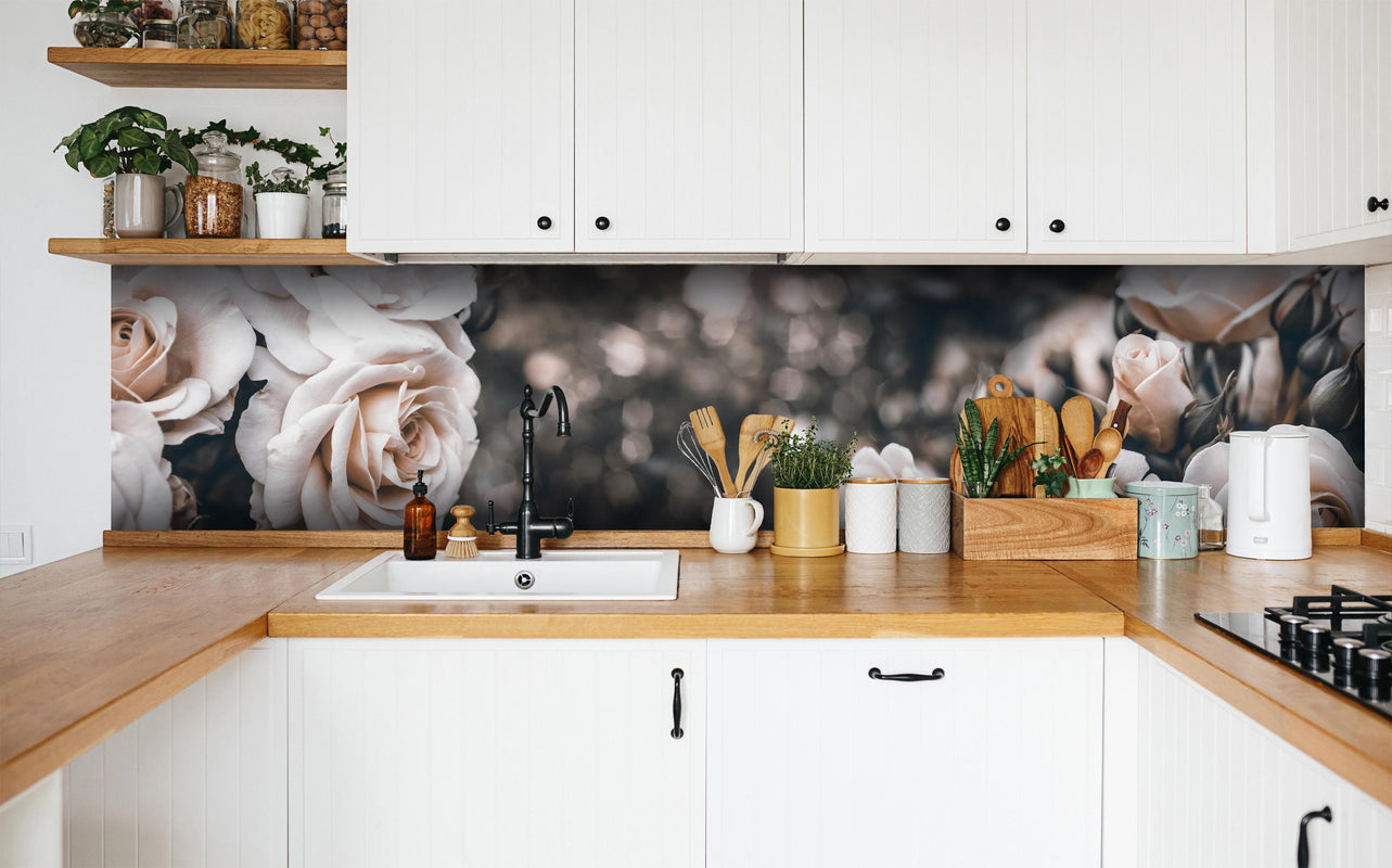 Küche - Weisse Pastell- Rosen - Fine Art in weißer Küche hinter Gewürzen und Kochlöffeln aus Holz