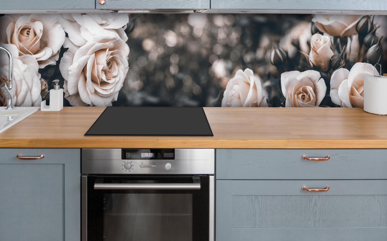 Küche - Weisse Pastell- Rosen - Fine Art über polierter Holzarbeitsplatte mit Cerankochfeld