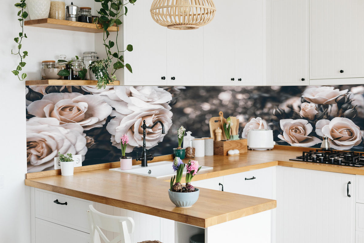 Küche - Weisse Pastell- Rosen - Fine Art in lebendiger Küche mit bunten Blumen