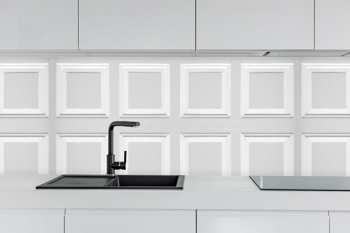 Küche - Weiße Quadratische Tür Textur hinter weißen Hochglanz-Küchenregalen und schwarzem Wasserhahn