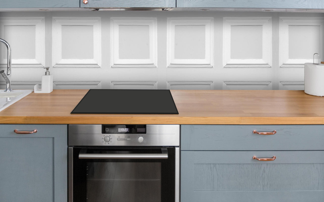 Küche - Weiße Quadratische Tür Textur über polierter Holzarbeitsplatte mit Cerankochfeld