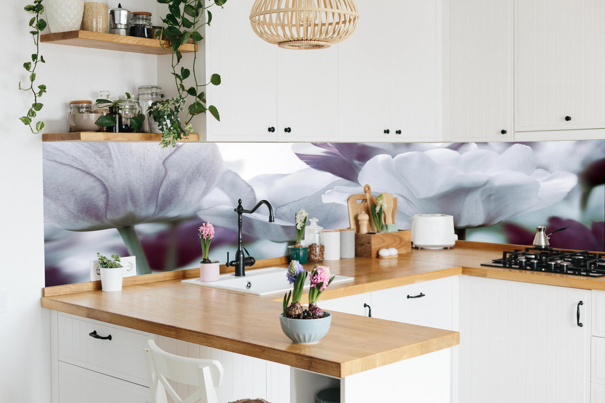 Küche - Weiße Tulpen in lebendiger Küche mit bunten Blumen