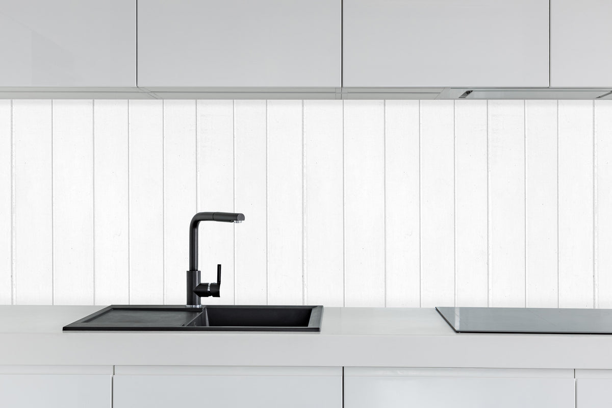 Küche - Weiße Vintage Holzwand hinter weißen Hochglanz-Küchenregalen und schwarzem Wasserhahn