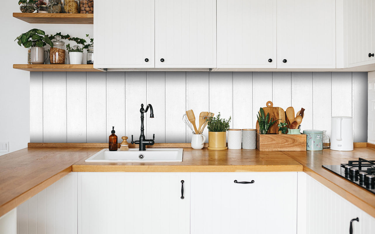 Küche - Weiße Vintage Holzwand in weißer Küche hinter Gewürzen und Kochlöffeln aus Holz
