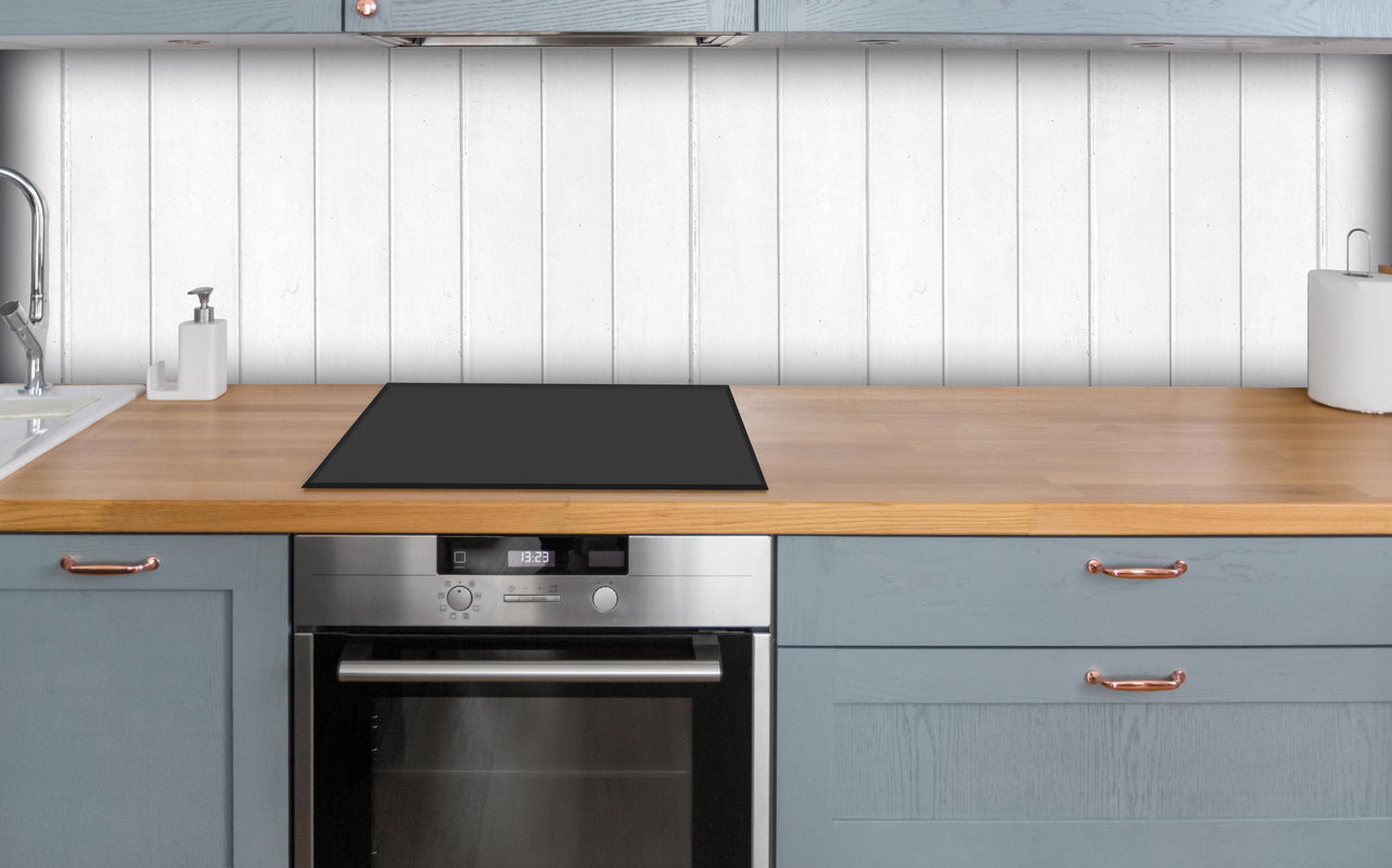 Küche - Weiße Vintage Holzwand über polierter Holzarbeitsplatte mit Cerankochfeld