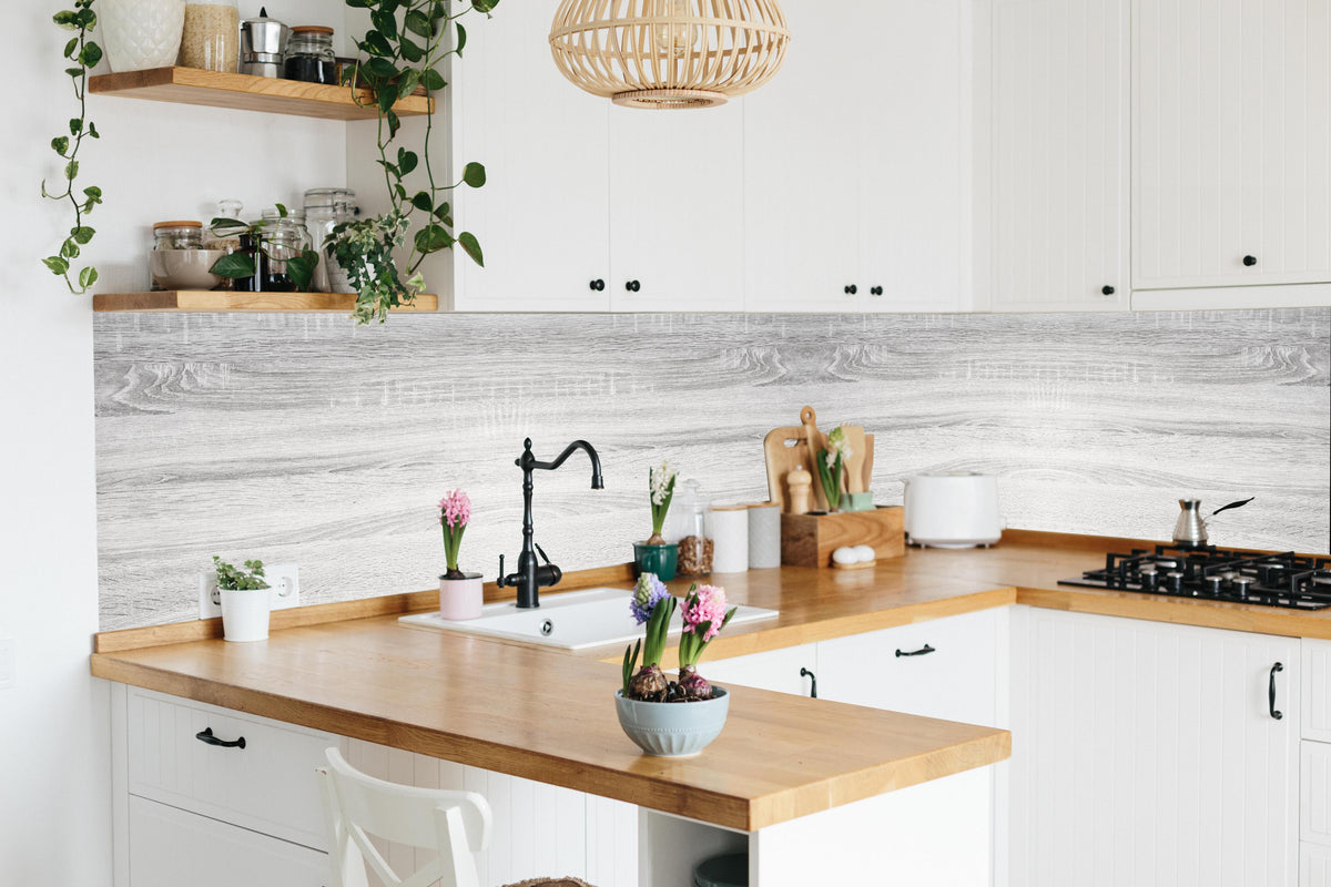 Küche - Weiße helle verwitterte Holztextur in lebendiger Küche mit bunten Blumen
