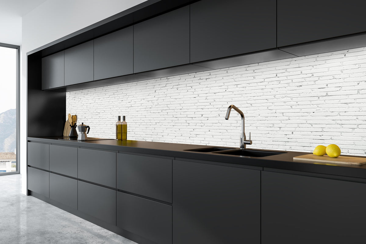 Küche - Weiße lange Backsteinfassade in tiefschwarzer matt-premium Einbauküche