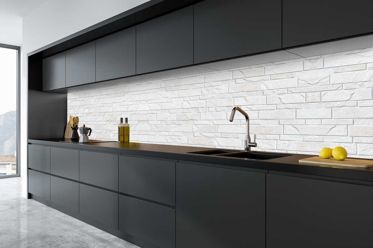 Küche - Weiße moderne Steinwand in tiefschwarzer matt-premium Einbauküche