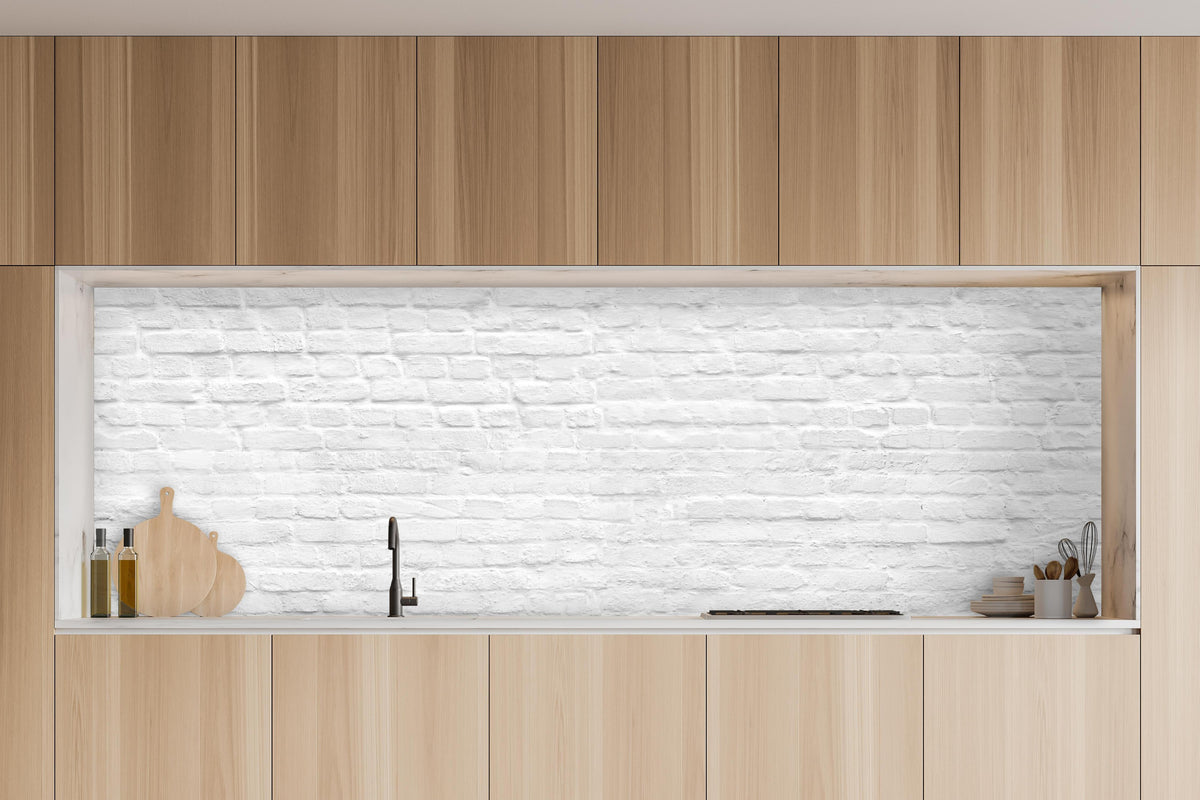 Küche - Weiße nahtlose Backsteinmauer in charakteristischer Vollholz-Küche mit modernem Gasherd