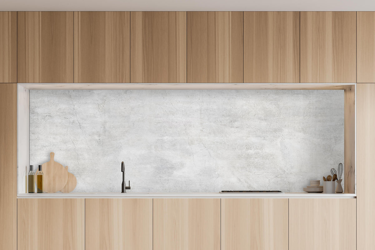 Küche - Weiße rissige Steinwand in charakteristischer Vollholz-Küche mit modernem Gasherd