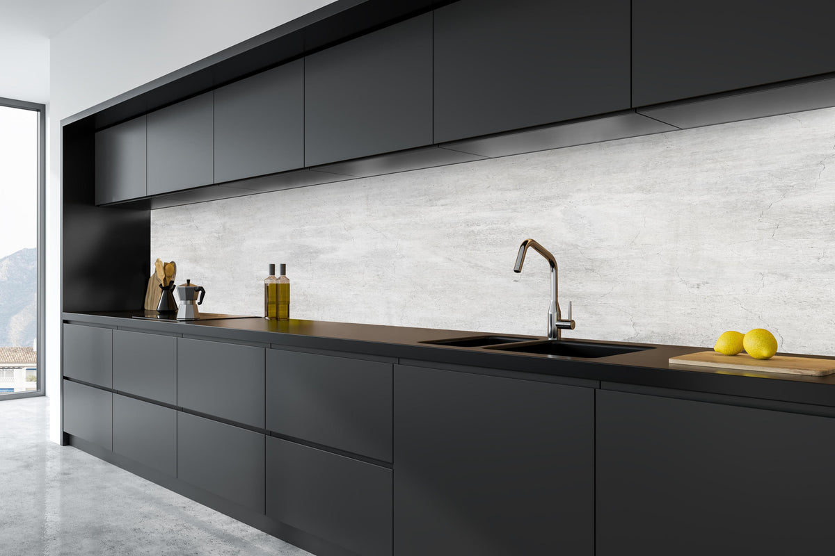 Küche - Weiße rissige Steinwand in tiefschwarzer matt-premium Einbauküche