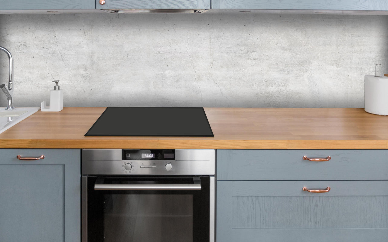 Küche - Weiße rissige Steinwand über polierter Holzarbeitsplatte mit Cerankochfeld