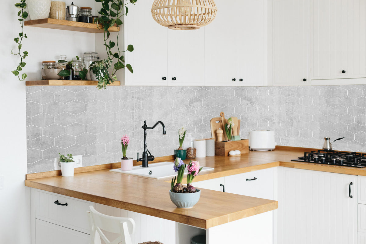 Küche - Weiße sechseckige Mustern auf Grauen Hintergrund in lebendiger Küche mit bunten Blumen