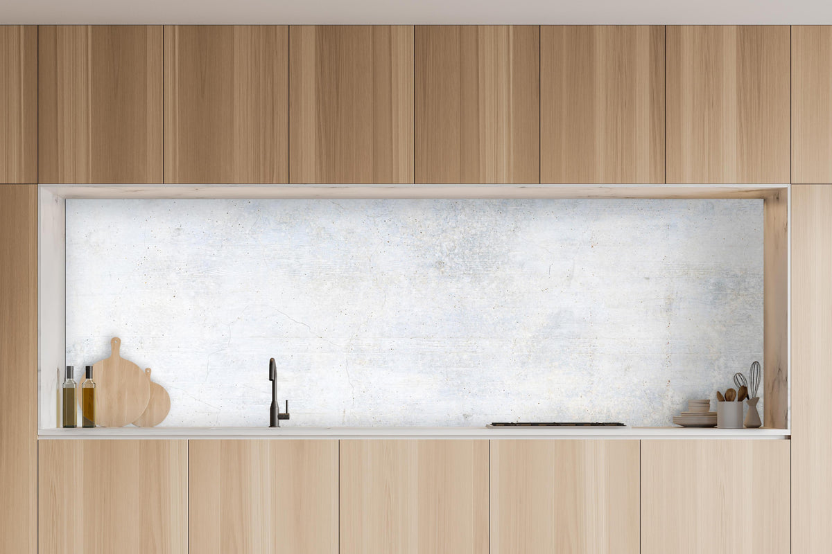 Küche - Weiße verwitterte Betonwand in charakteristischer Vollholz-Küche mit modernem Gasherd