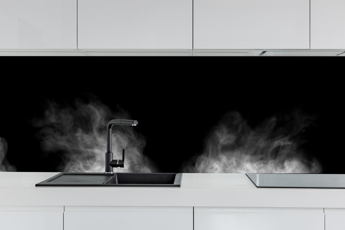 Küche - Weißer Dampf hinter weißen Hochglanz-Küchenregalen und schwarzem Wasserhahn