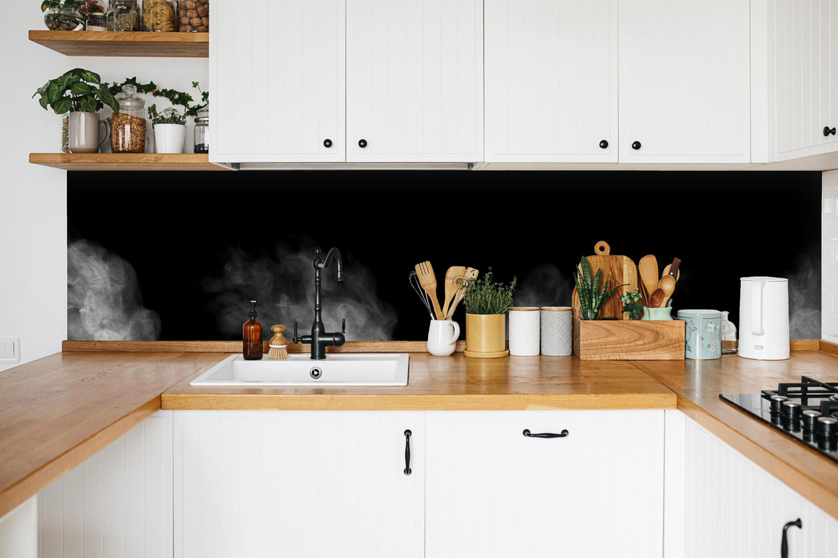 Küche - Weißer Dampf in weißer Küche hinter Gewürzen und Kochlöffeln aus Holz
