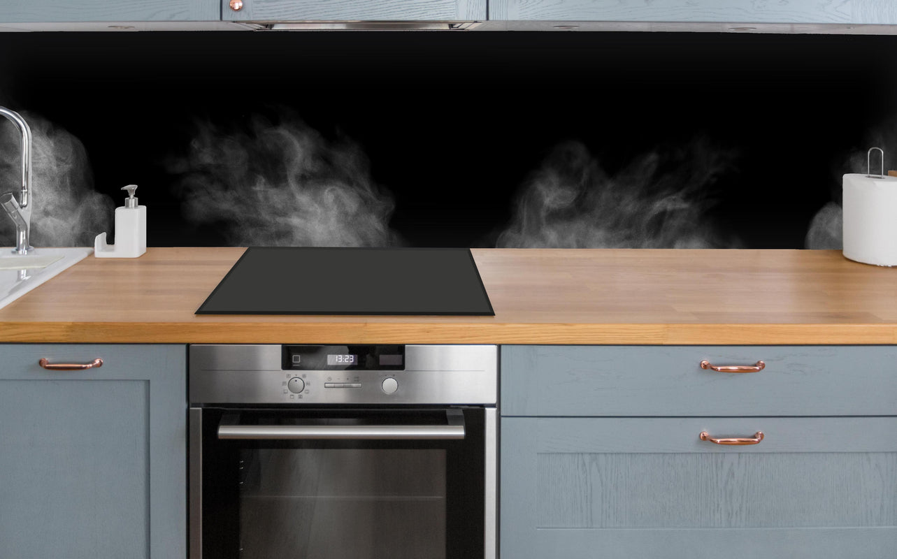 Küche - Weißer Dampf über polierter Holzarbeitsplatte mit Cerankochfeld