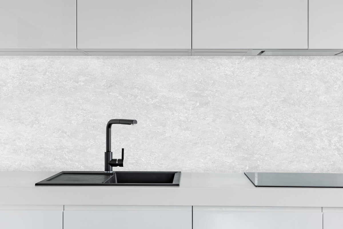 Küche - Weißer Hintergrund Marmor Wand Textur für Design Kunstwerk hinter weißen Hochglanz-Küchenregalen und schwarzem Wasserhahn