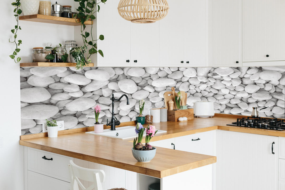 Küche - Weißer Kieselstein in lebendiger Küche mit bunten Blumen