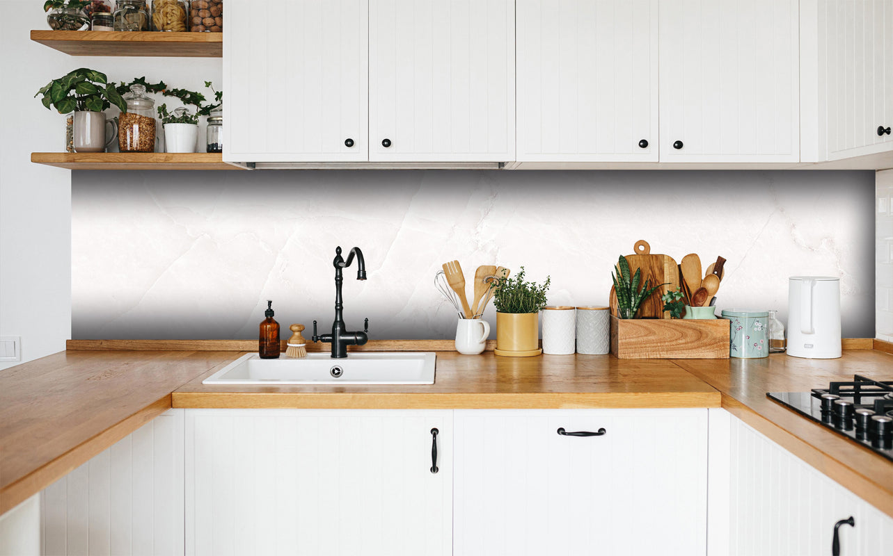 Küche - Weißer Marmor in weißer Küche hinter Gewürzen und Kochlöffeln aus Holz