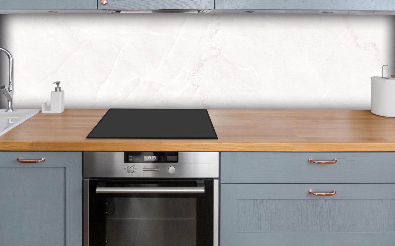 Küche - Weißer Marmor über polierter Holzarbeitsplatte mit Cerankochfeld