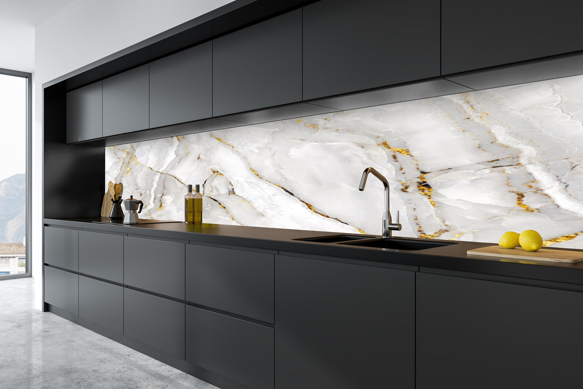 Küche - Weißer Statuario-Marmor mit goldene Adern in tiefschwarzer matt-premium Einbauküche