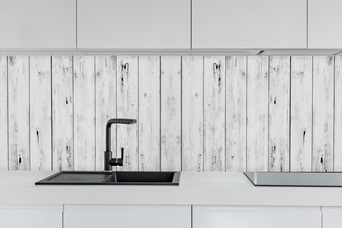 Küche - Weißer Vintage Holzhintergrund hinter weißen Hochglanz-Küchenregalen und schwarzem Wasserhahn
