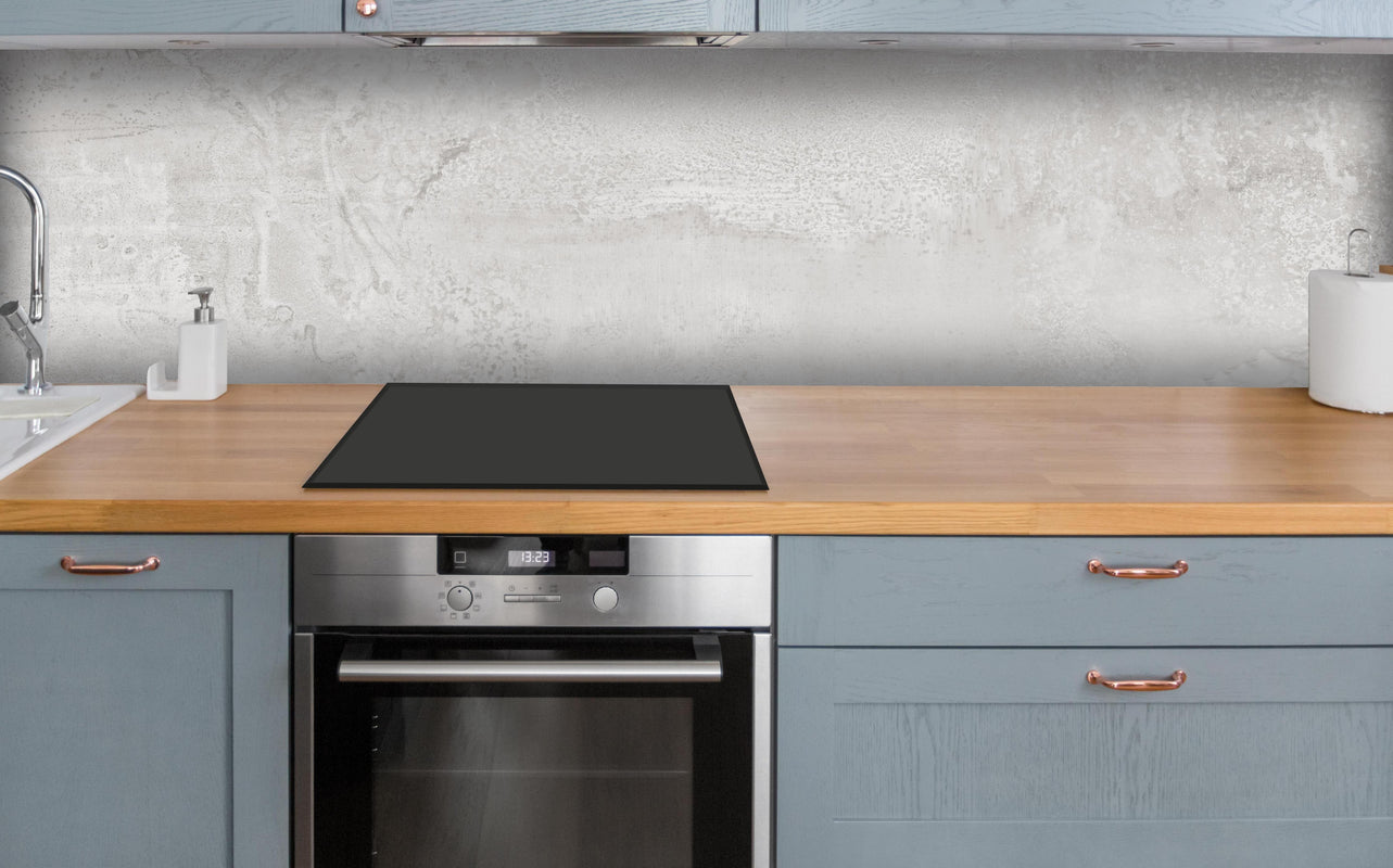 Küche - Weißer Wandhintergrund über polierter Holzarbeitsplatte mit Cerankochfeld