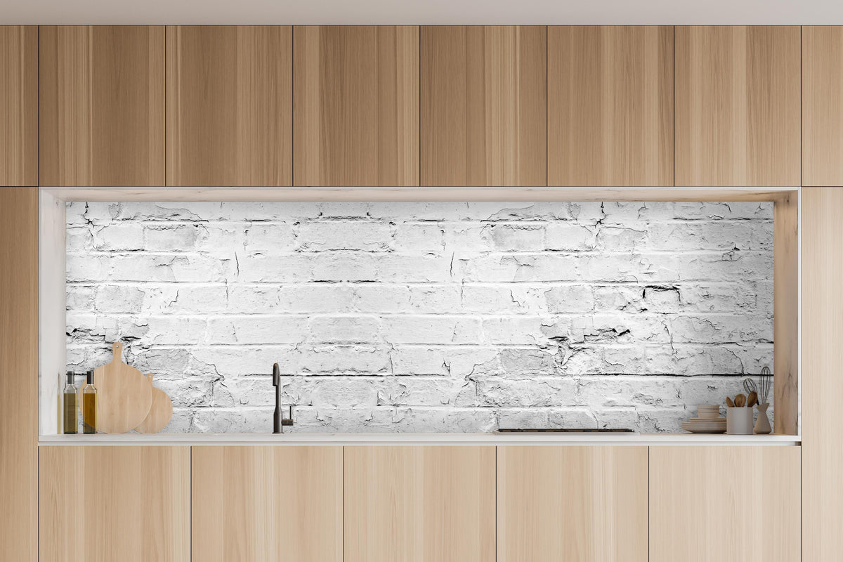 Küche - Weißer rustikaler Mauerwerk in charakteristischer Vollholz-Küche mit modernem Gasherd