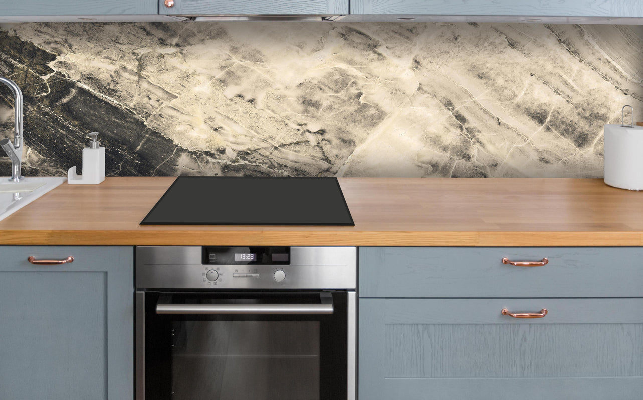 Küche - Weißliche Marmormuster über polierter Holzarbeitsplatte mit Cerankochfeld