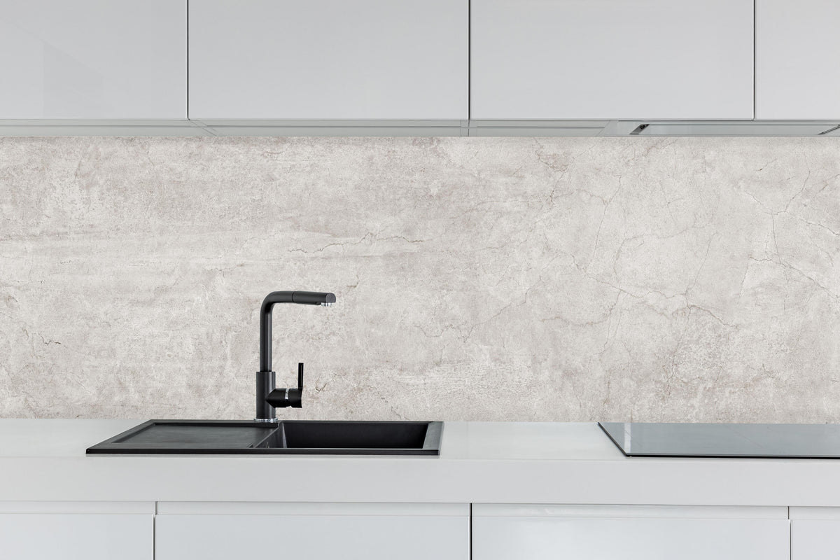 Küche - Weißliche Zement Textur  hinter weißen Hochglanz-Küchenregalen und schwarzem Wasserhahn