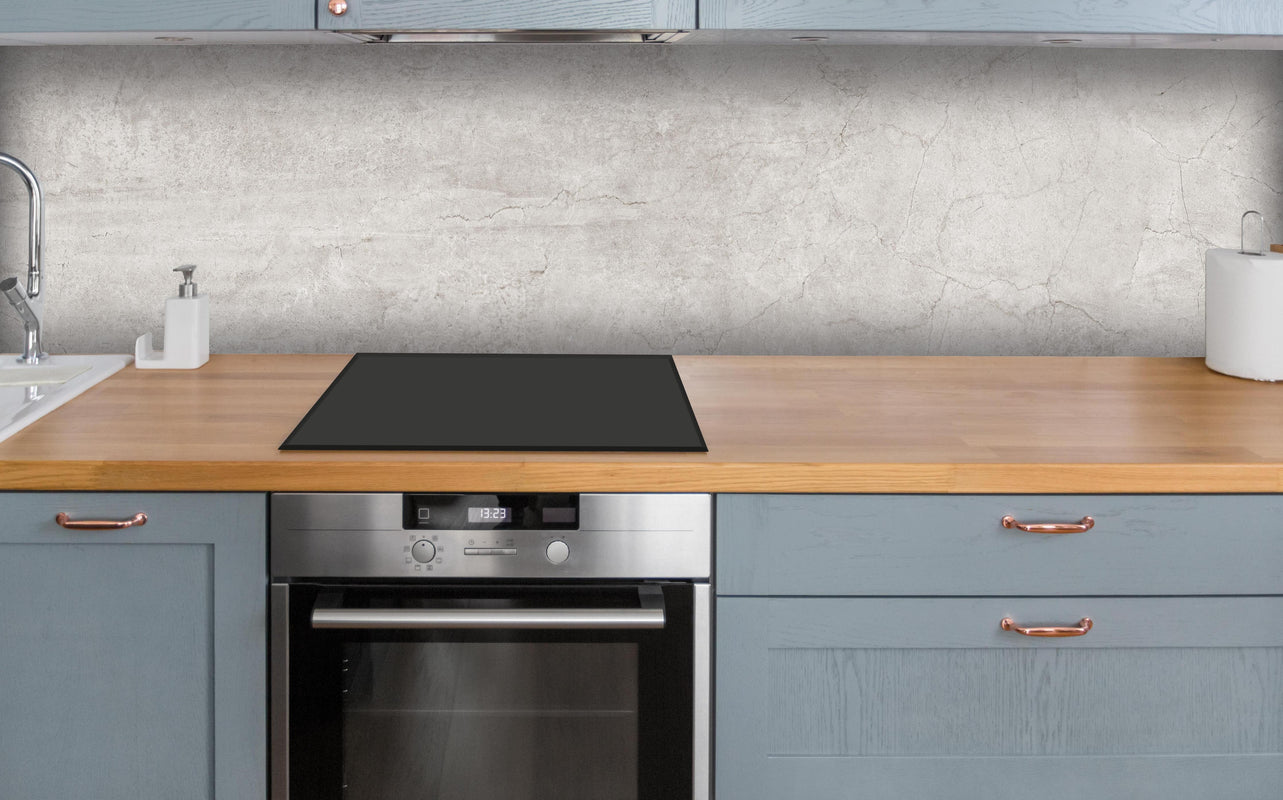 Küche - Weißliche Zement Textur  über polierter Holzarbeitsplatte mit Cerankochfeld