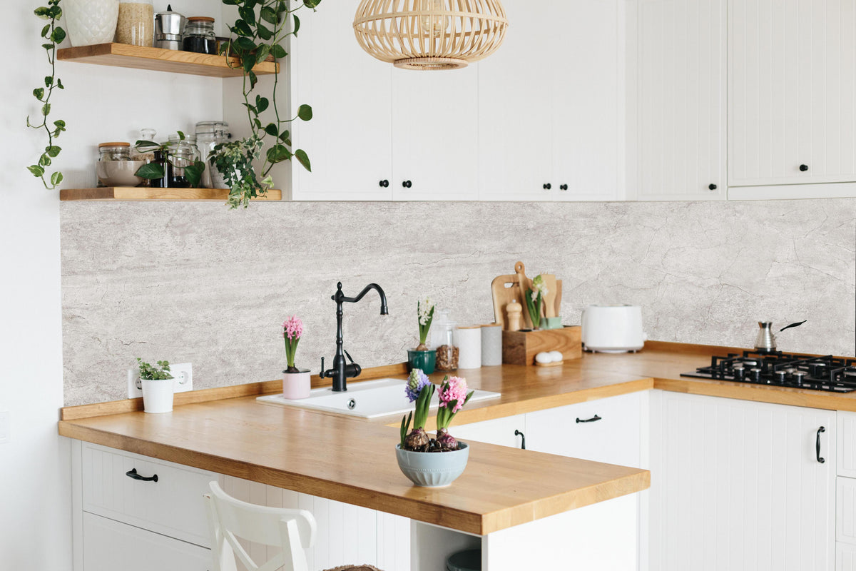 Küche - Weißliche Zement Textur  in lebendiger Küche mit bunten Blumen