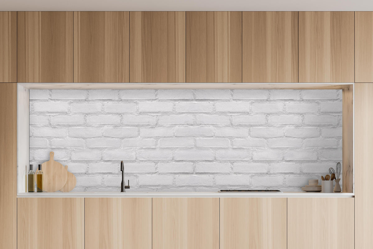 Küche - Weißliche Ziegelwand in charakteristischer Vollholz-Küche mit modernem Gasherd