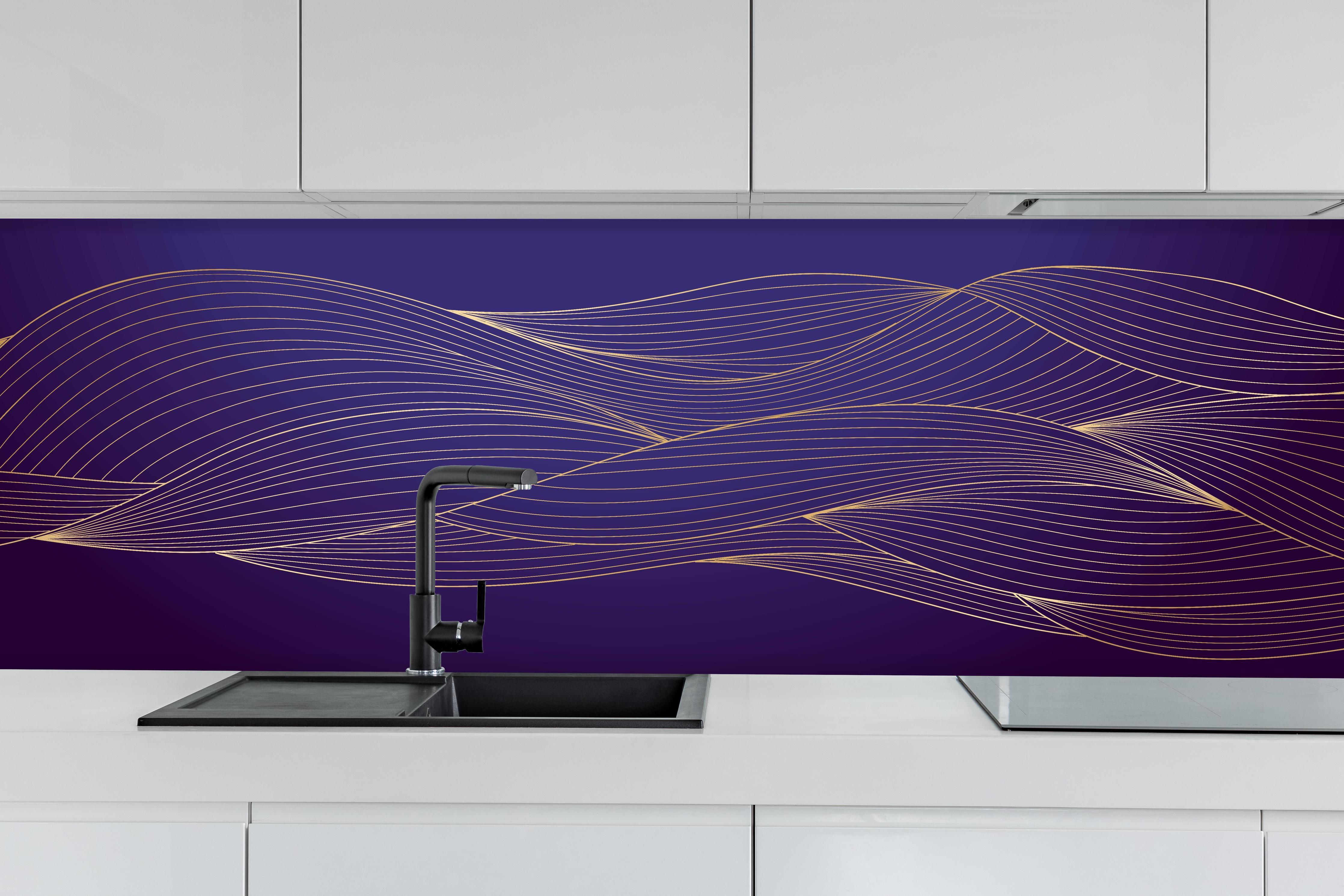 Küche - Wellenförmige Lila Gold Linienkunst hinter weißen Hochglanz-Küchenregalen und schwarzem Wasserhahn