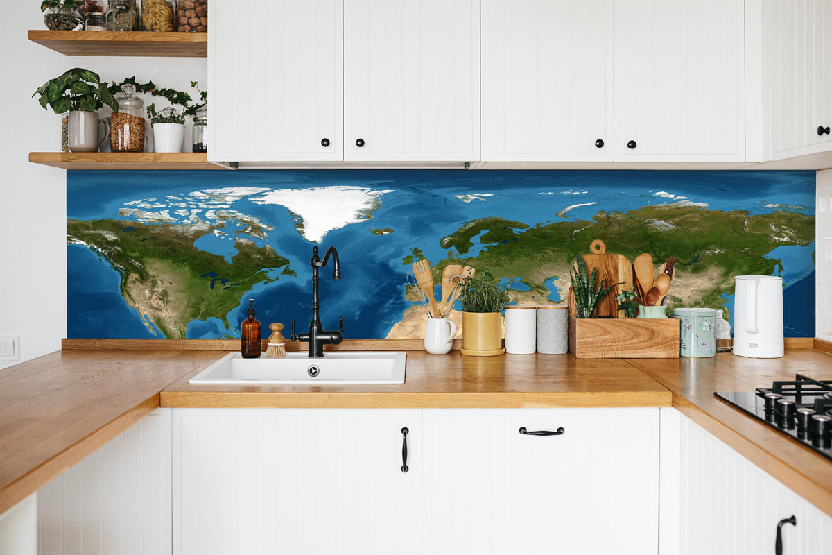 Küche - Weltkarte farbig in weißer Küche hinter Gewürzen und Kochlöffeln aus Holz