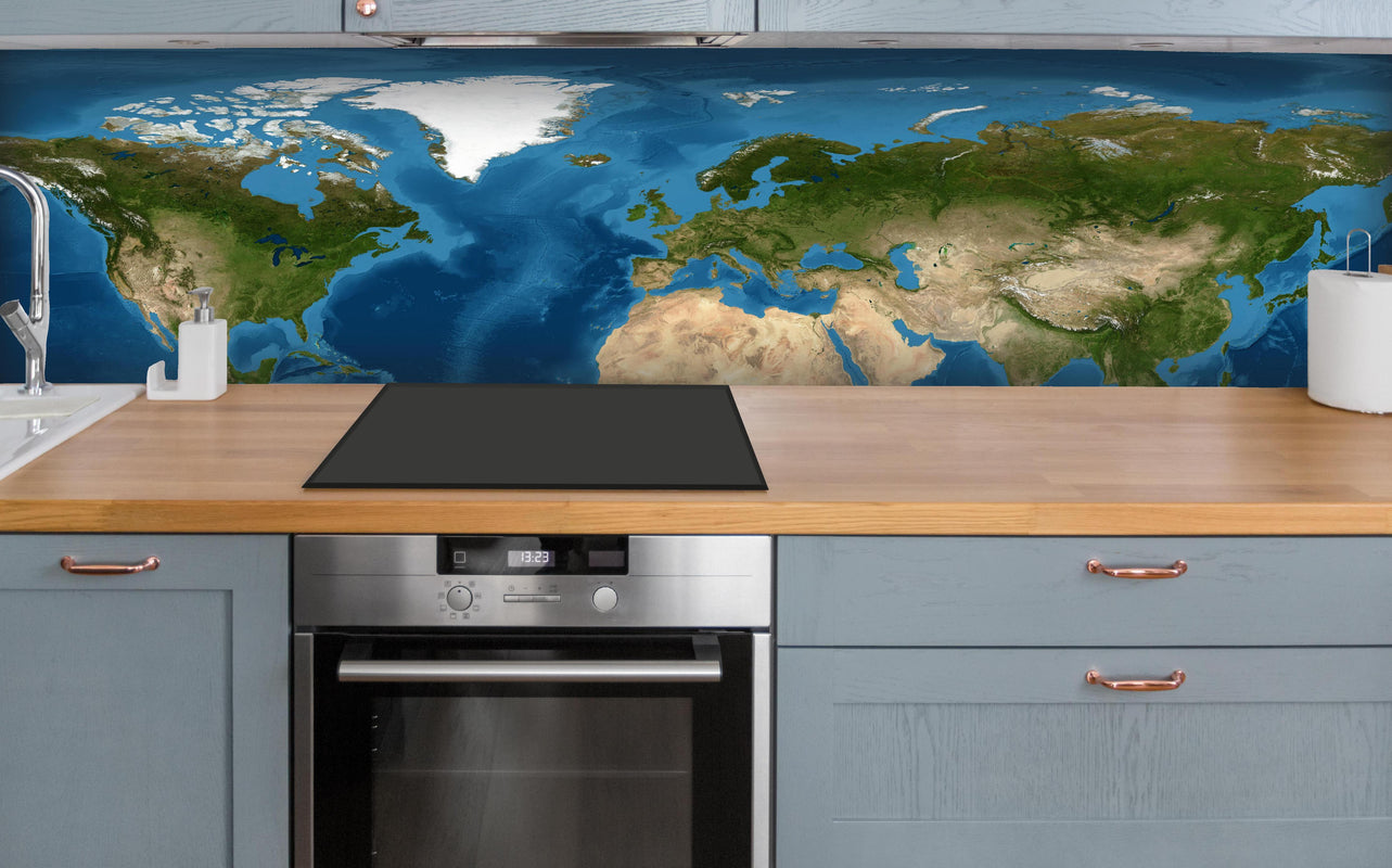 Küche - Weltkarte farbig über polierter Holzarbeitsplatte mit Cerankochfeld