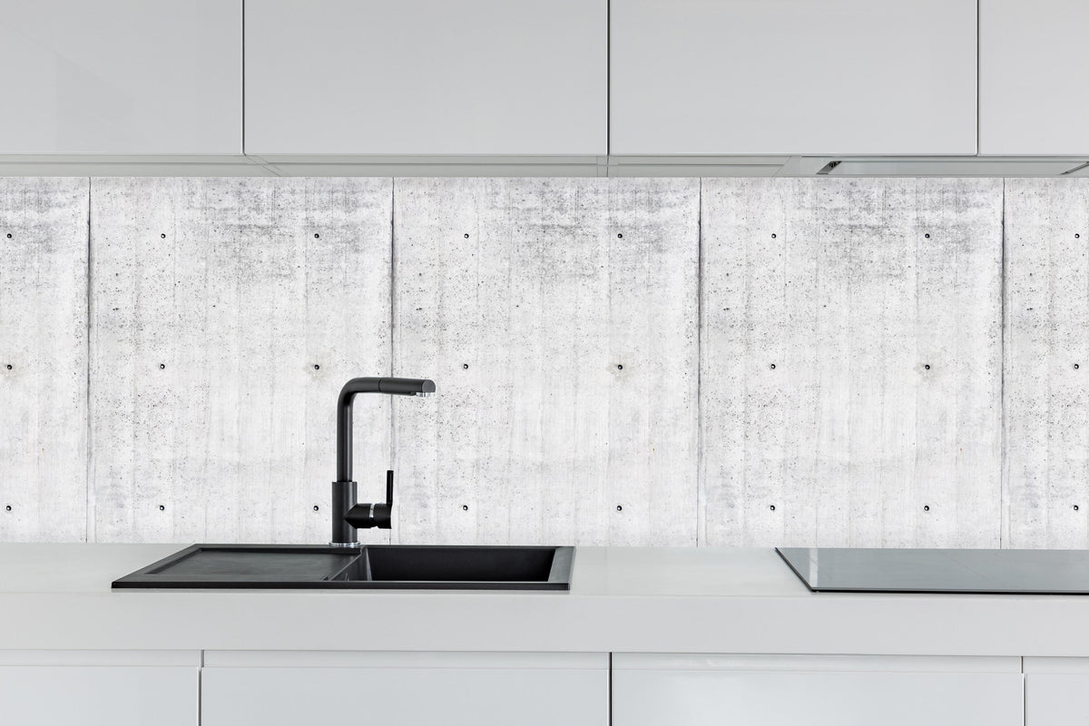 Küche - Wiederholtes Sichtbeton Textur hinter weißen Hochglanz-Küchenregalen und schwarzem Wasserhahn