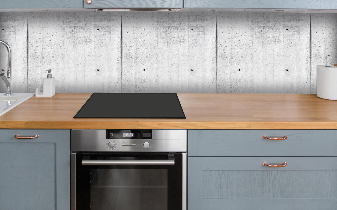 Küche - Wiederholtes Sichtbeton Textur über polierter Holzarbeitsplatte mit Cerankochfeld