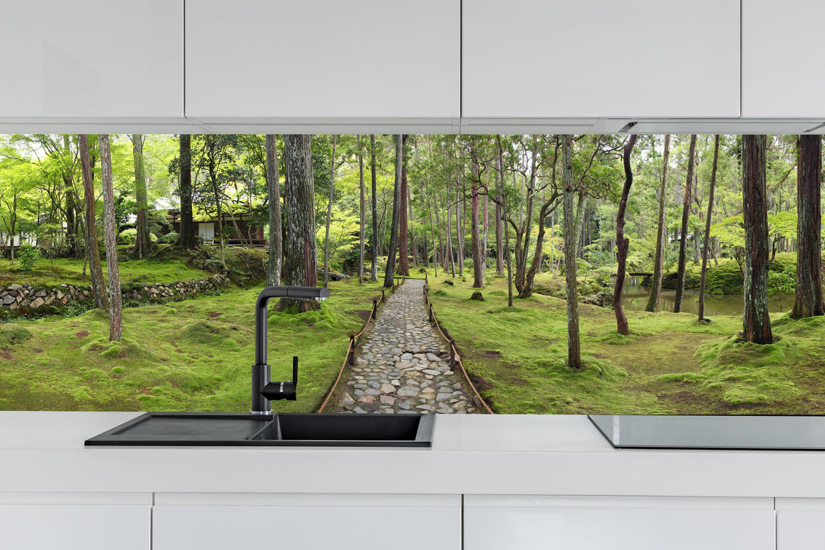 Küche - Wunderschöner Moosgarten in Kyoto hinter weißen Hochglanz-Küchenregalen und schwarzem Wasserhahn