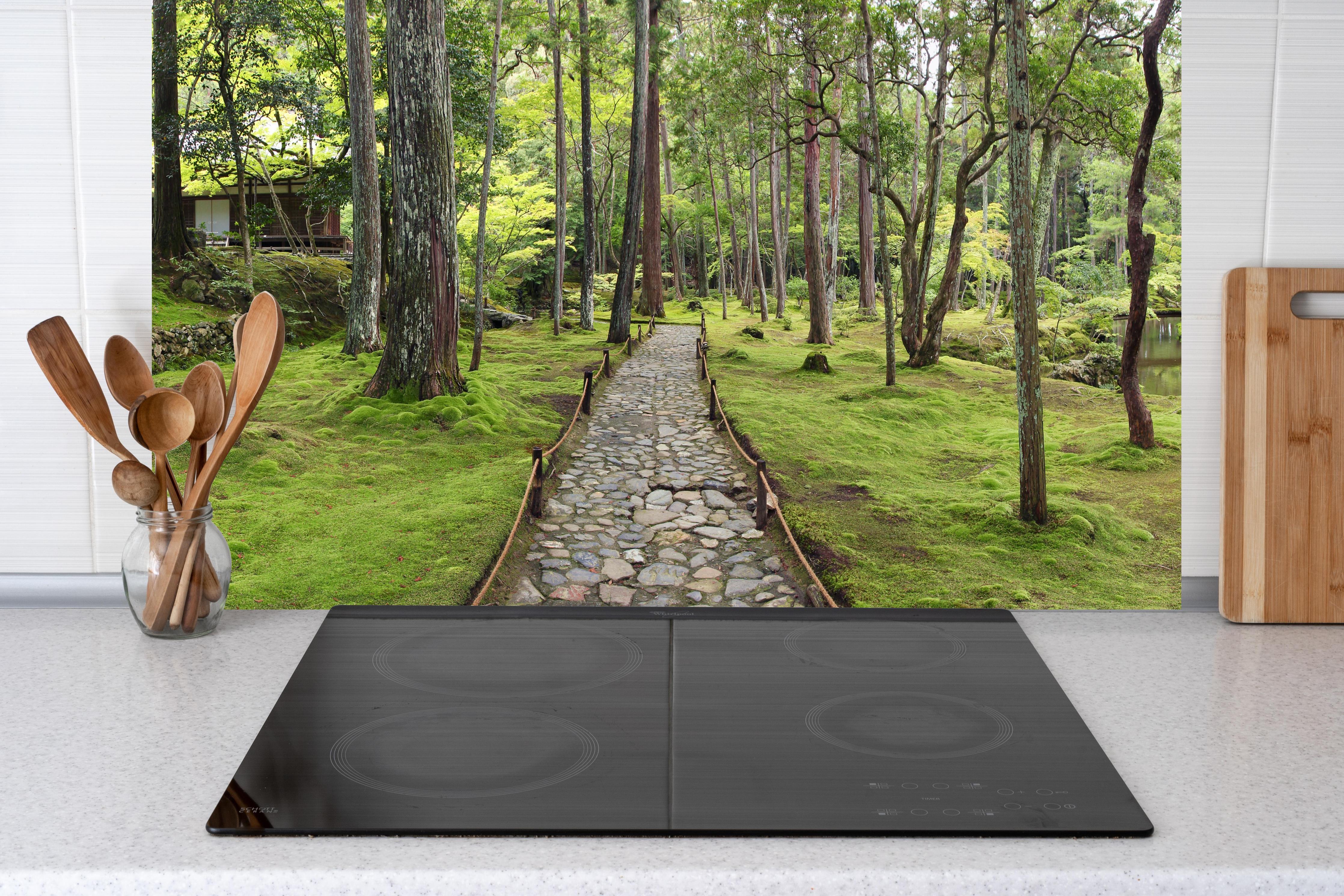 Küche - Wunderschöner Moosgarten in Kyoto hinter Cerankochfeld und Holz-Kochutensilien