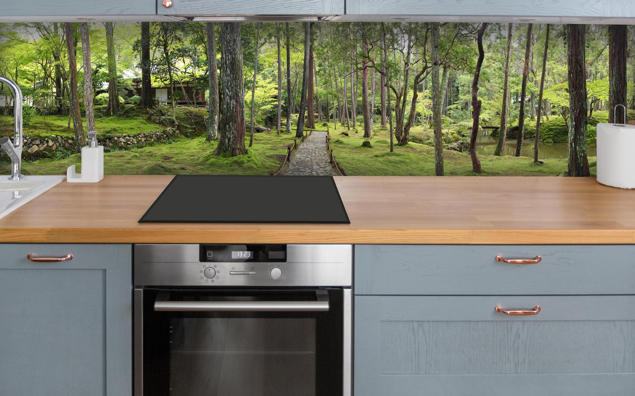 Küche - Wunderschöner Moosgarten in Kyoto über polierter Holzarbeitsplatte mit Cerankochfeld