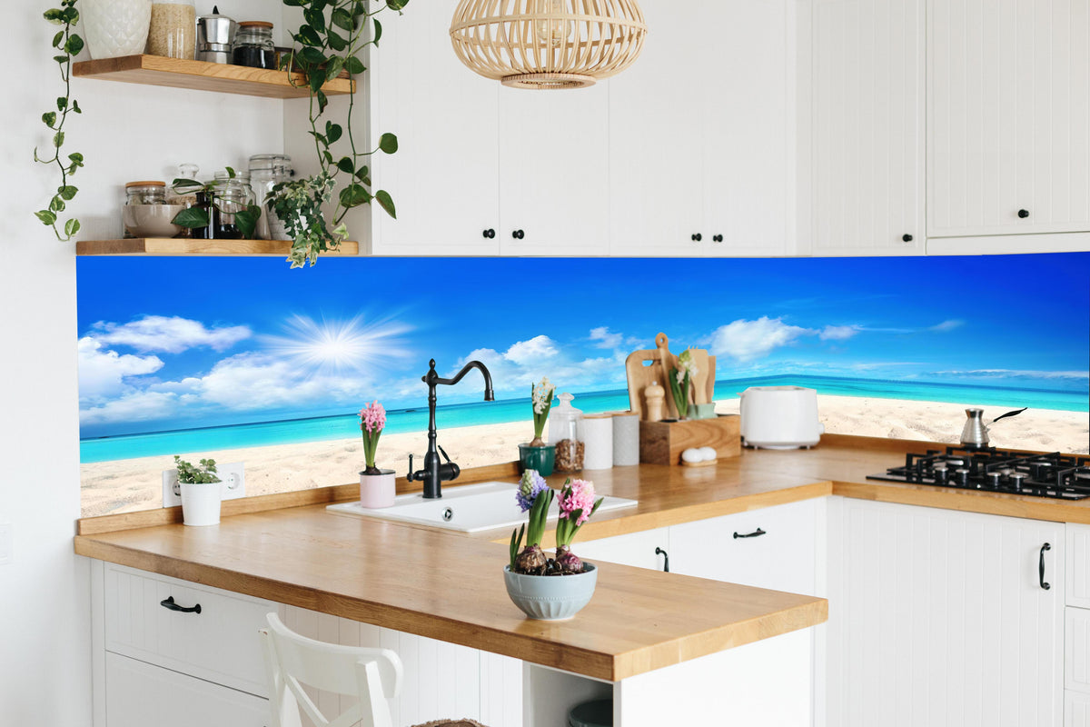 Küche - Wunderschöner Strand mit hellem Sand in lebendiger Küche mit bunten Blumen
